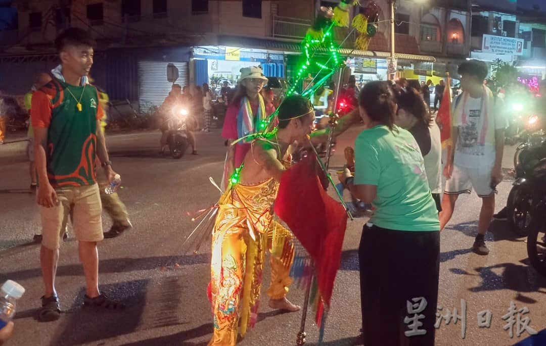 东：金马扬崐圣坛庆宝诞 神明绕境盛况空前