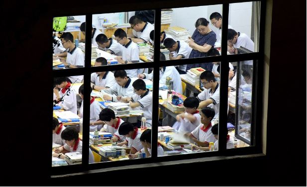 中国多地排查中小学生海外研学团 鼓励学校每天上体育课预防肥胖