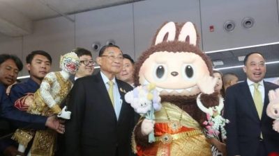 中国潮玩“拉布布”抵泰 泰国部长亲自接机
