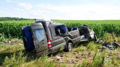乌克兰小巴和油罐车相撞 酿14死惨剧