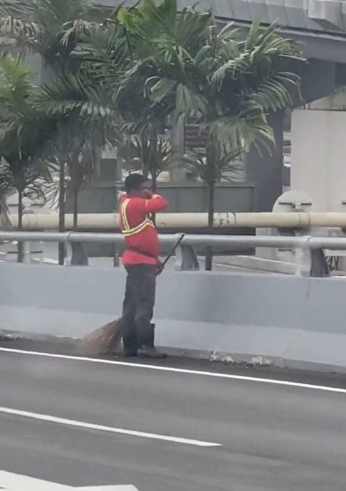 以为要抛下 清洁工路旁拿起小猫咪放肩上获网赞