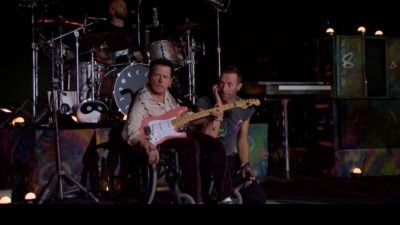夥Coldplay合奏經典歌  麥可霍士坐輪椅彈吉他