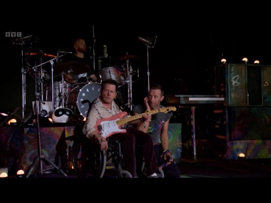 夥Coldplay合奏經典歌  麥可霍士坐輪椅彈吉他 