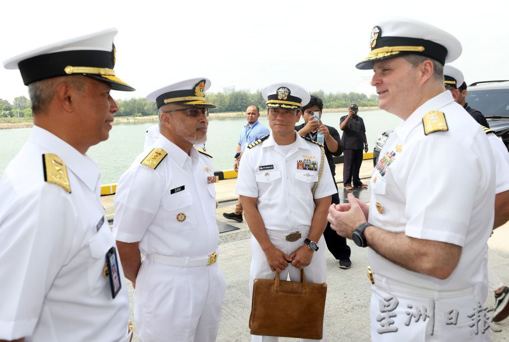 全國/美第七艦隊指揮艦藍嶺號抵馬訪問