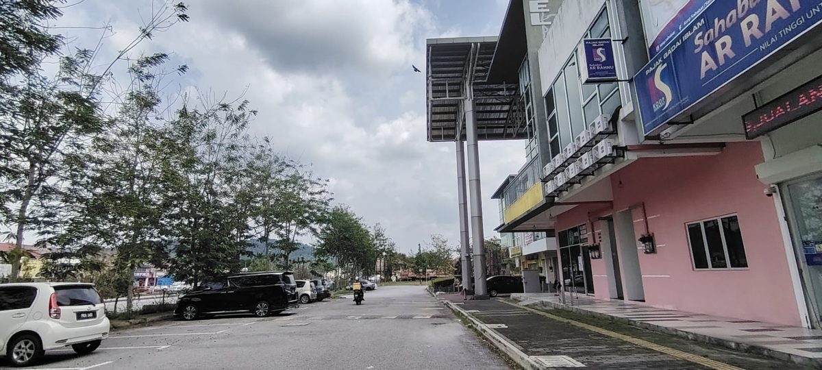 全國/跟進6歲女童擄綁獲救案 一男嫌犯戴鴨舌帽鬼祟在酒店外面停車位露臉引起公眾注意