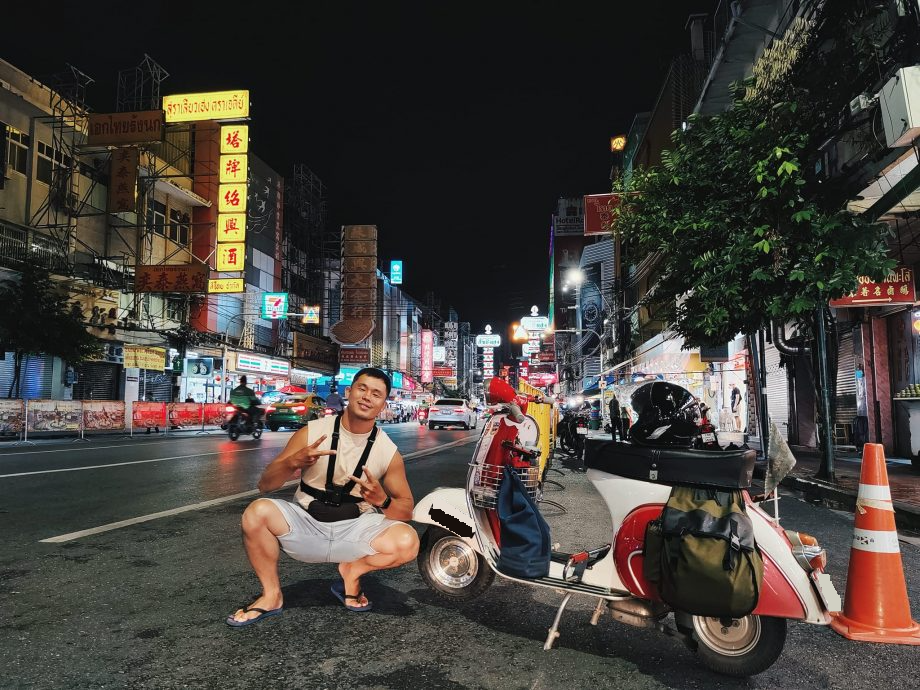 來自森州的芙蓉人陳文俊（38歲）以18天的時間，騎著威士霸從芙蓉出發去泰國曼谷再回到芙蓉，全程2300公里！