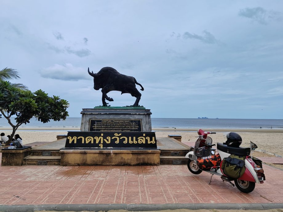 来自森州的芙蓉人陈文俊（38岁）以18天的时间，骑著威士霸从芙蓉出发去泰国曼谷再回到芙蓉，全程2300公里！