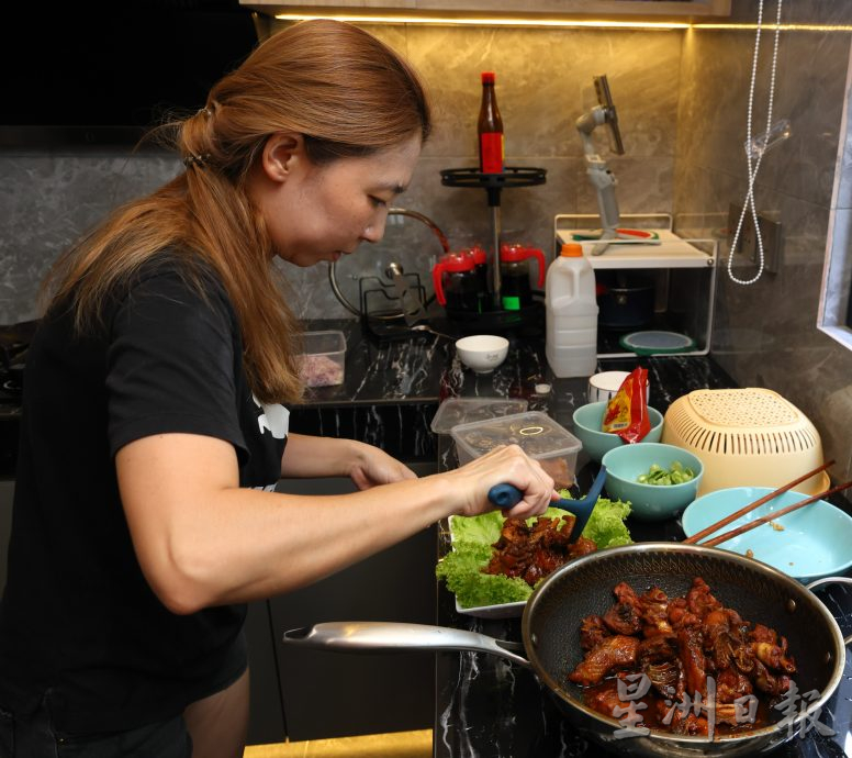 《私房好菜》“黄凯翰:怀念外婆年菜，妈妈教导煮出椰糖鸡、叁巴臭豆好下饭！”