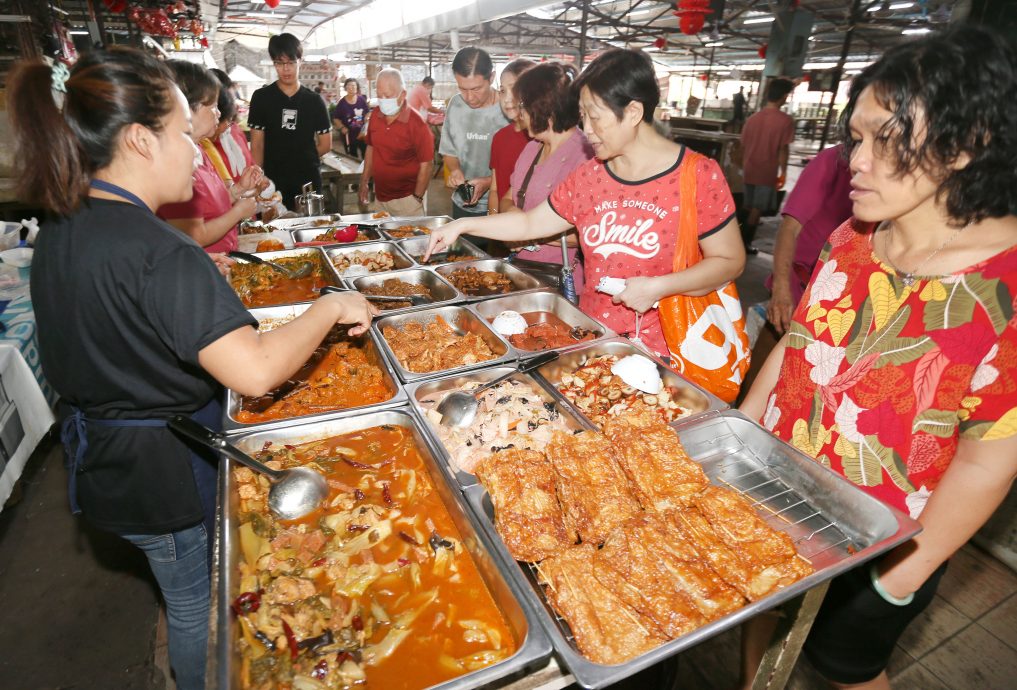 兵如港巴刹小贩回忆不舍满满 往前看盼返“新家”一天到来 