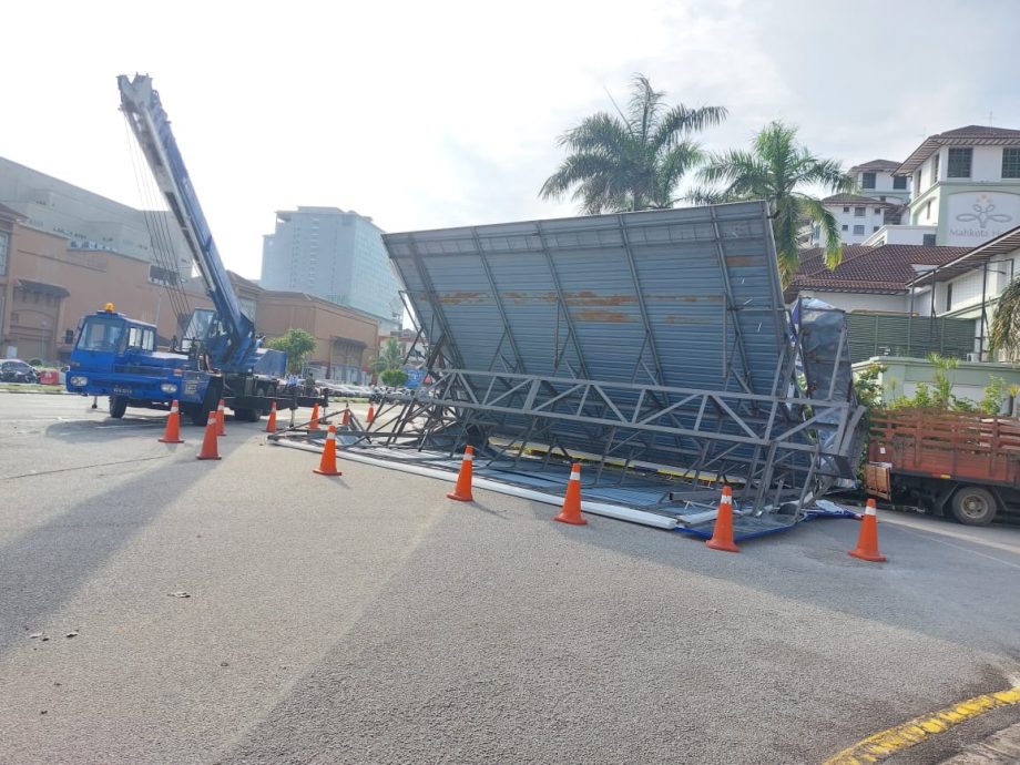 凌晨一場狂風大雨，將賽阿都阿茲及峇章大路旁的巨型廣告牌吹倒