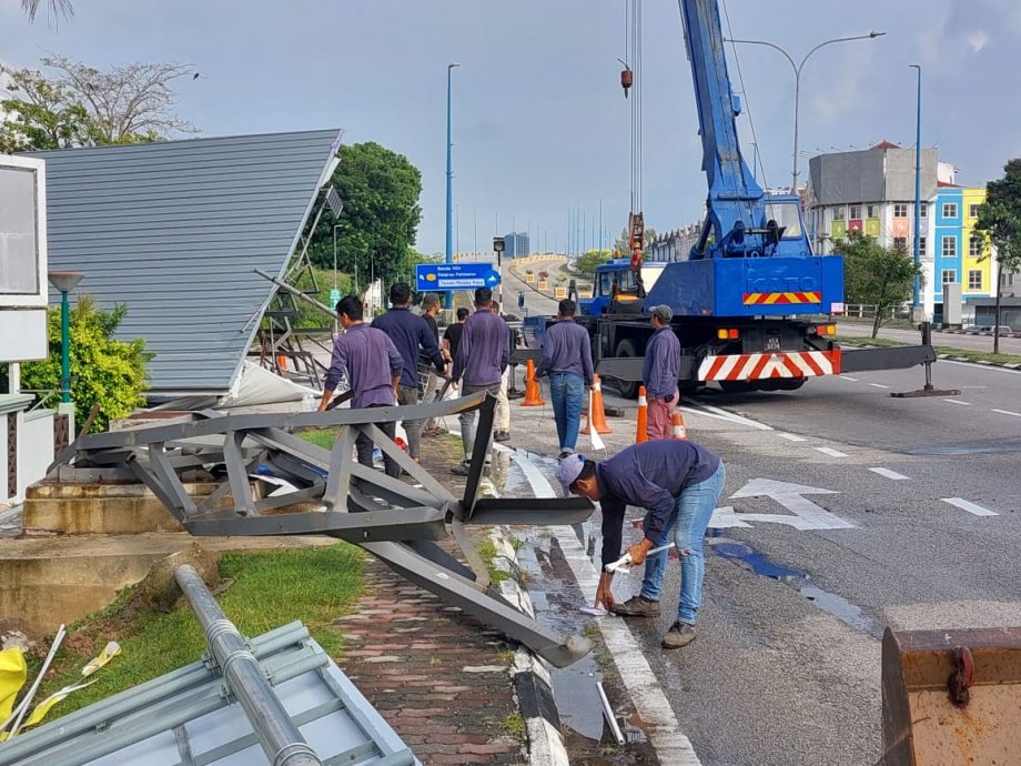 凌晨一場狂風大雨，將賽阿都阿茲及峇章大路旁的巨型廣告牌吹倒