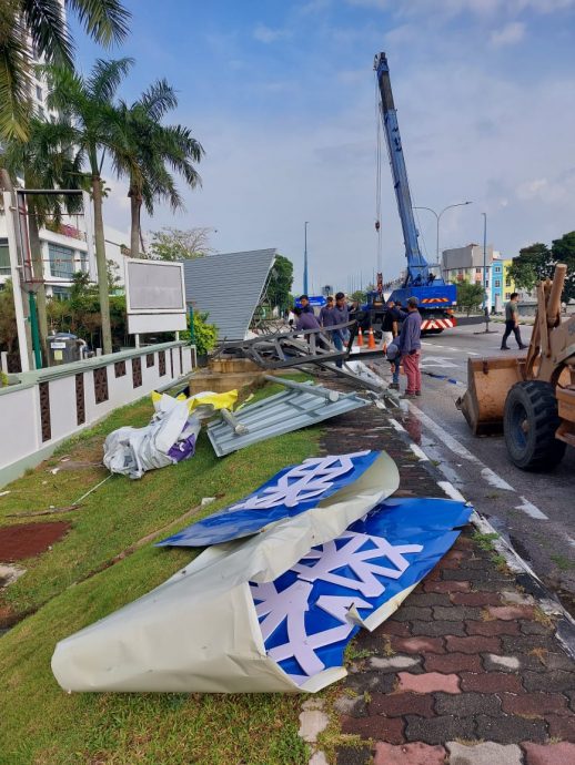 凌晨一場狂風大雨，將賽阿都阿茲及峇章大路旁的巨型廣告牌吹倒