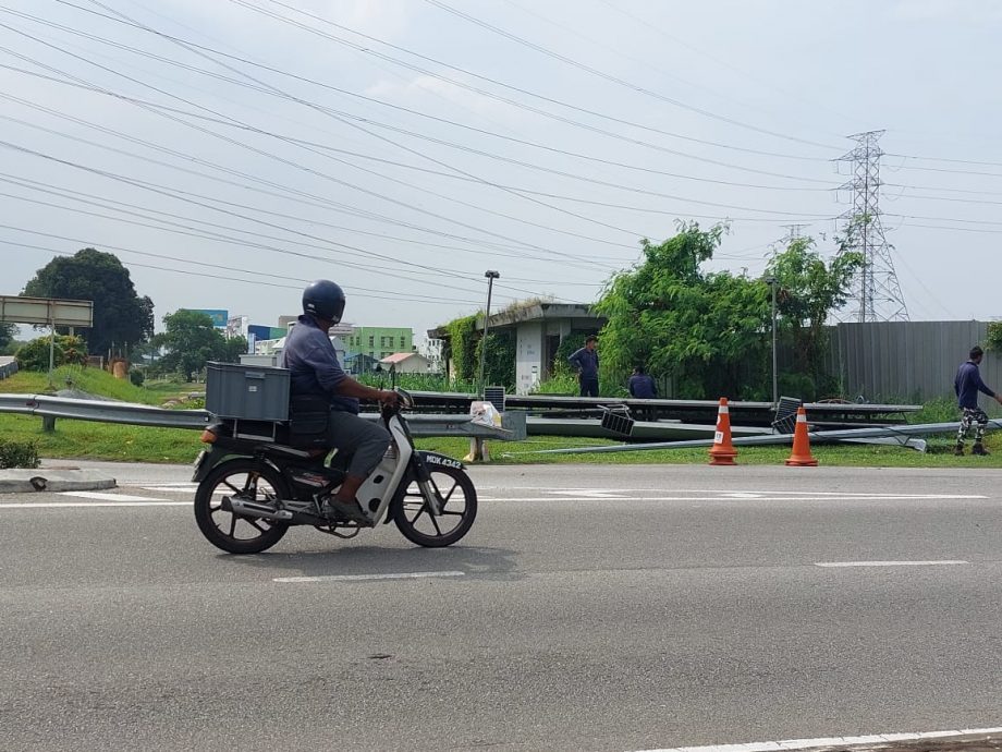 凌晨一场狂风大雨，将赛阿都阿兹及峇章大路旁的巨型广告牌吹倒