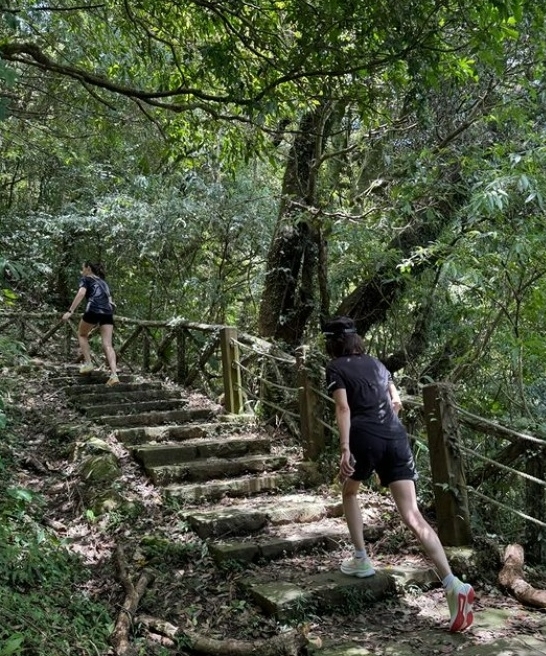 刘嘉玲PO登山照 一张桌子泄台味