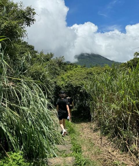 刘嘉玲PO登山照 一张桌子泄台味