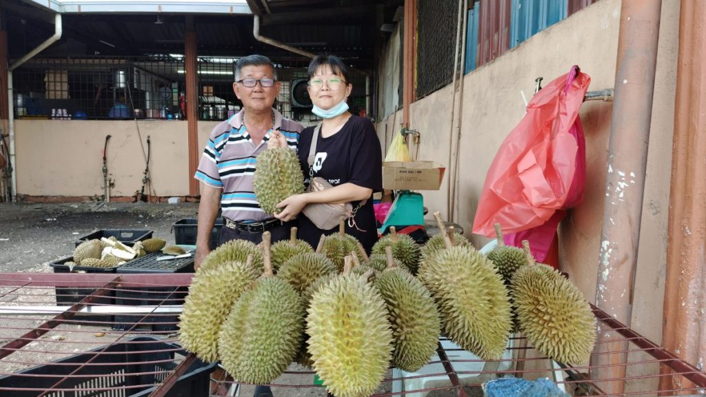 务边山顶甘榜榴梿飘香 连假引客尝当地好滋味