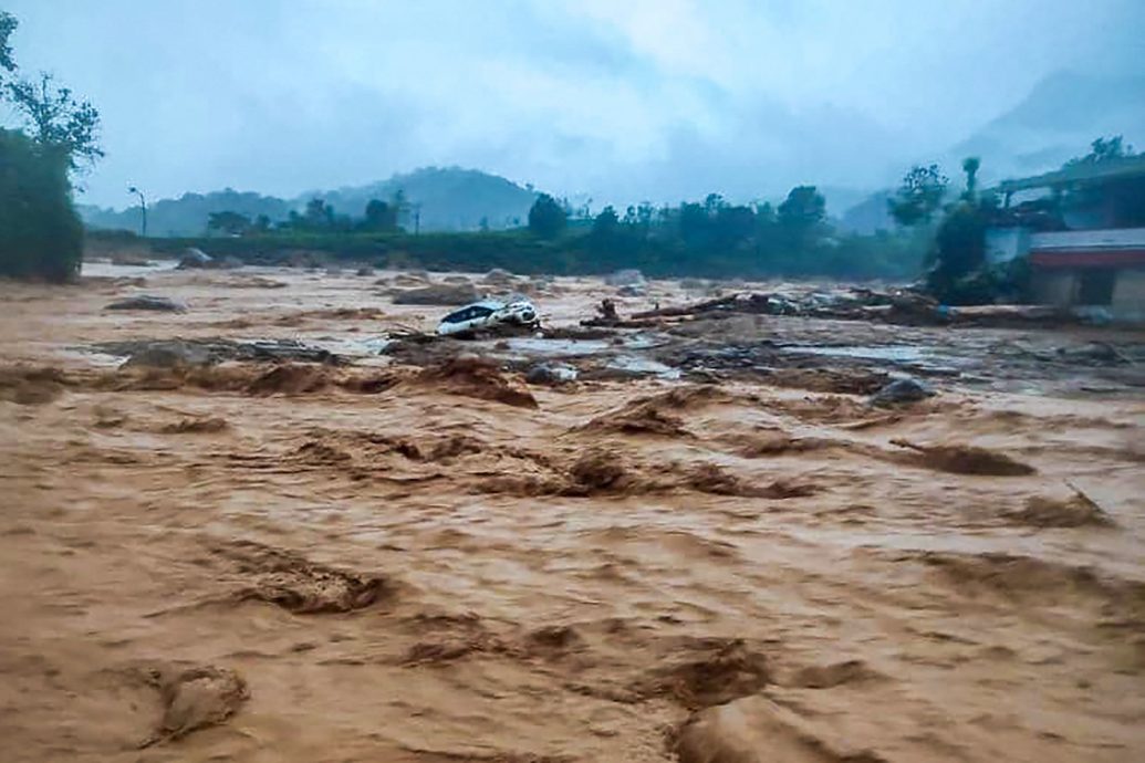 印度南部暴雨引发土崩  至少49死数百人被困