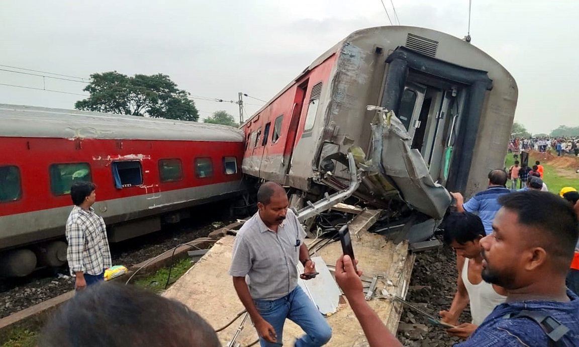 印度火車出軌多節車廂傾覆 至少2死、數十傷