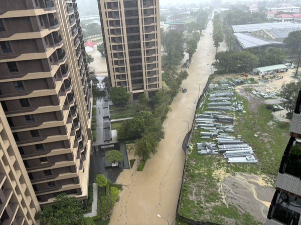 台风“格美”酿高雄多区淹水 美术馆住宅区成「黄河」