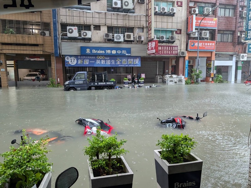 台风“格美”酿高雄多区淹水 美术馆住宅区成「黄河」