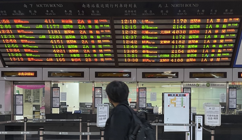 颱風掀強風豪雨 臺鐵電車線脫落 土石流淹鐵軌