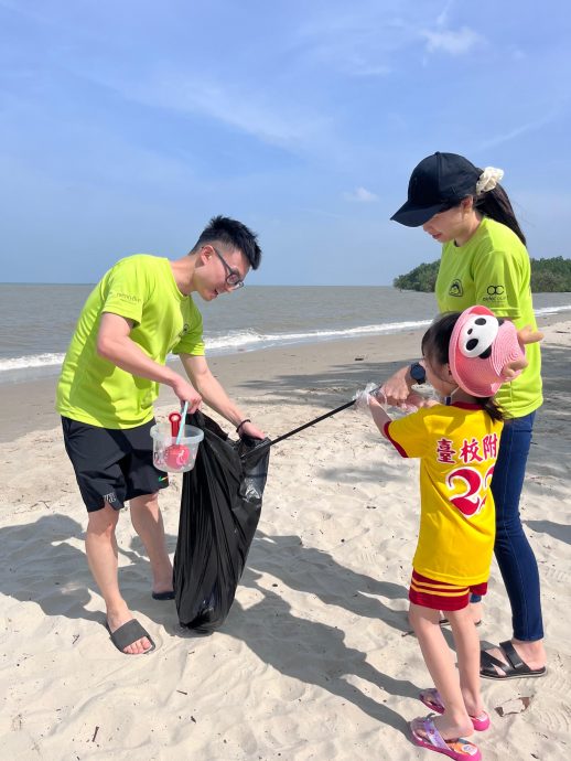 吉臺校附幼師生一同淨灘環保，用行動展愛國精神