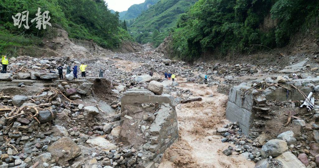 四川雅安山洪8死30余人失联