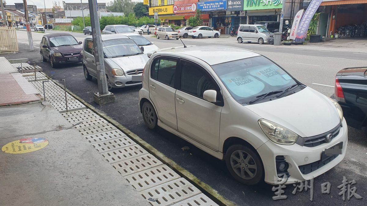 坑洞未補 溝蓋崩裂 水管外露  端姑安達路治水工程問題多