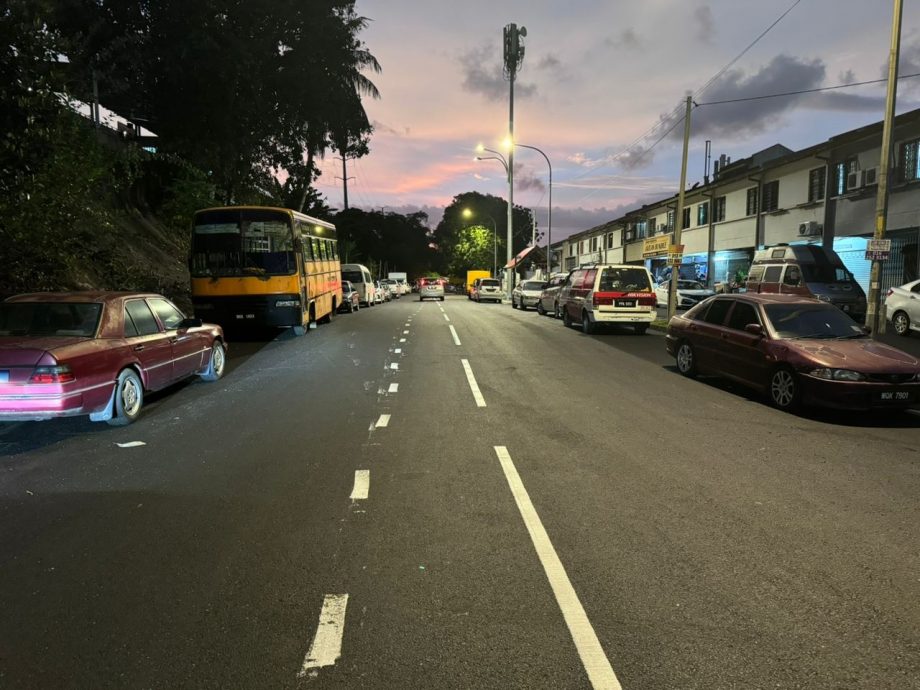 大都會-道路上的白色分界線畫歪