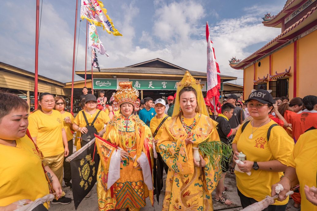 大都会：吉胆岛南天宫众神出游，逾1200人“挤爆”吉胆岛