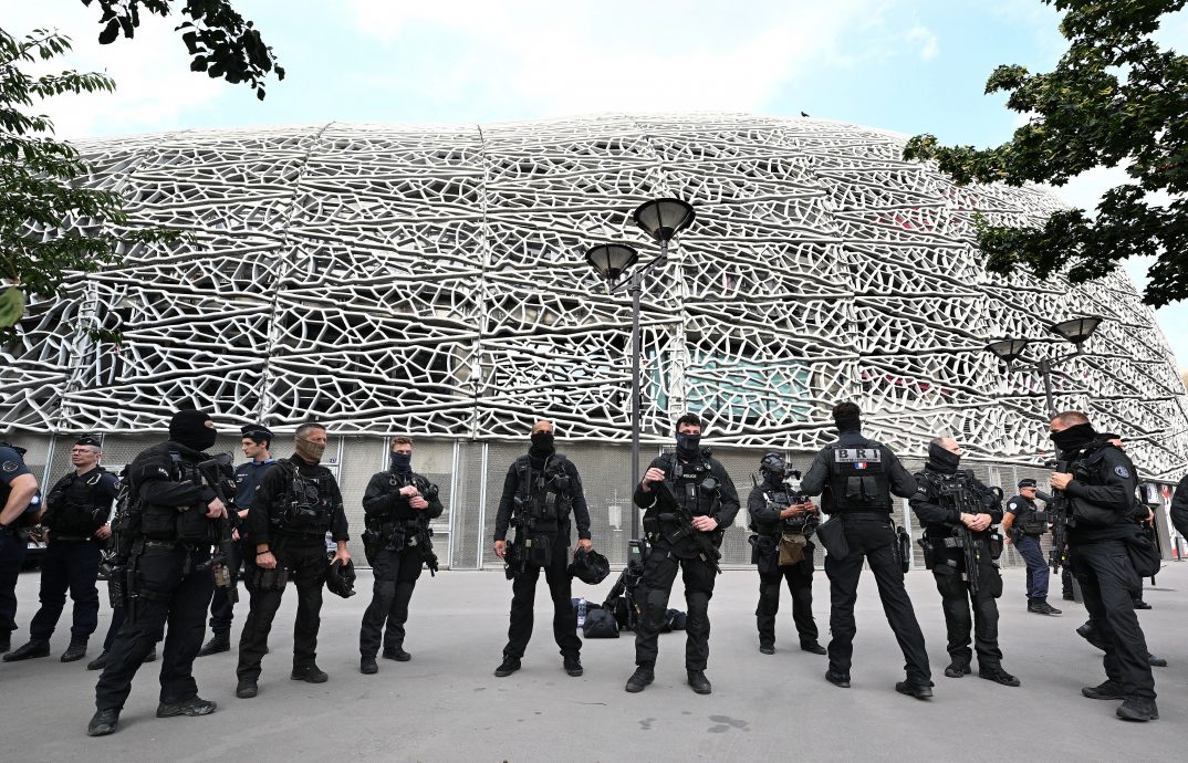 天下事主文)奥运安保规模空前 巴黎成堡垒 狙击手潜水员AI待命