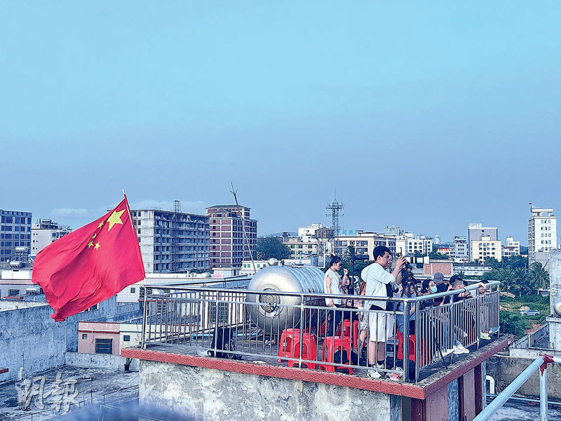 天下事主文)文昌小鎮吃“火箭飯” 天台擺凳觀禮家家開民宿