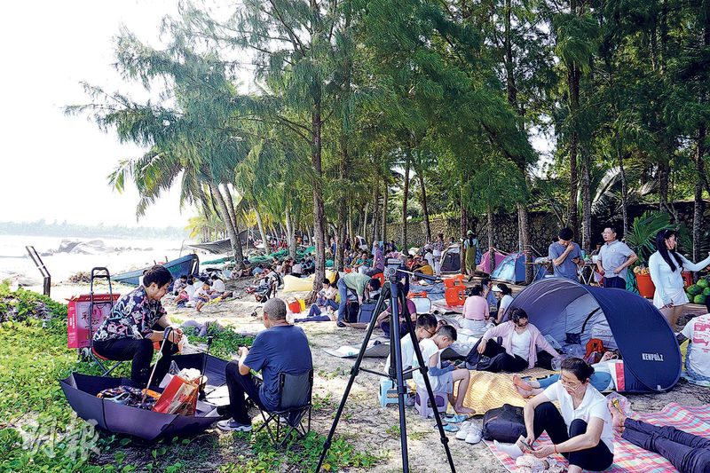 天下事主文)文昌小镇吃“火箭饭” 天台摆凳观礼家家开民宿