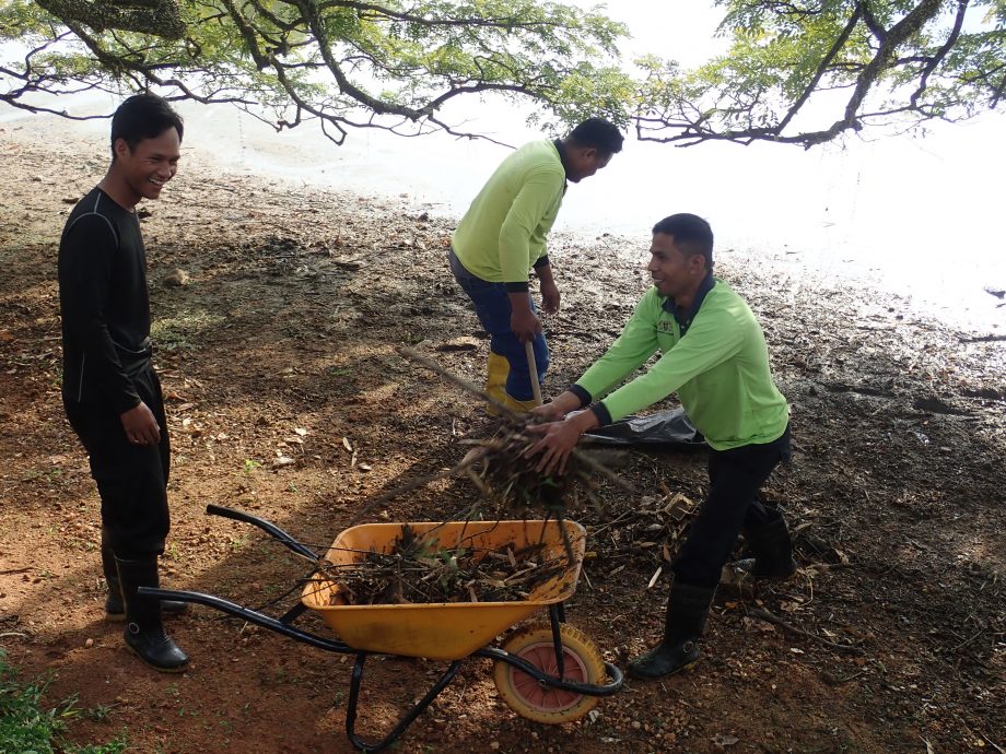 太平湖水位下降市议会及火箭队员趁机清理湖床上的垃圾