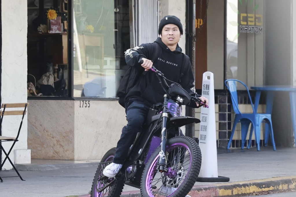 安祖蓮娜養子撞車 沒戴安全帽腦出血