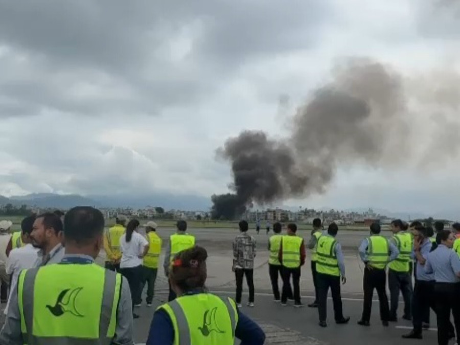 尼泊尔客机机场起飞时坠毁   机上19人，现场找到5具尸体