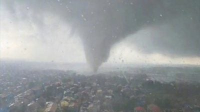 视频 | 山东现恐怖强龙卷风致1死79伤  扭弯输电塔似灾难电影
