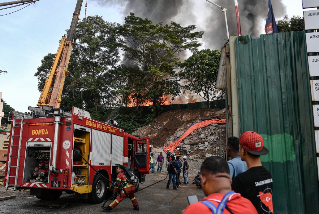 工地集装箱起火·56个箱被烧毁无人伤亡