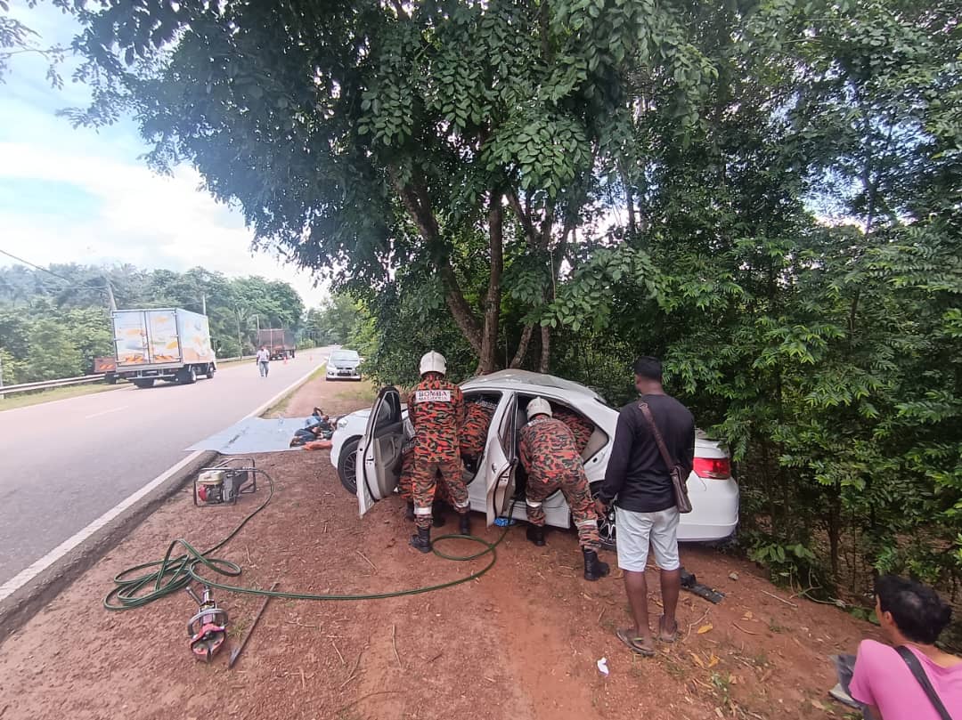 *已签发* 柔︰一车8人撞大树，司机困座位获救