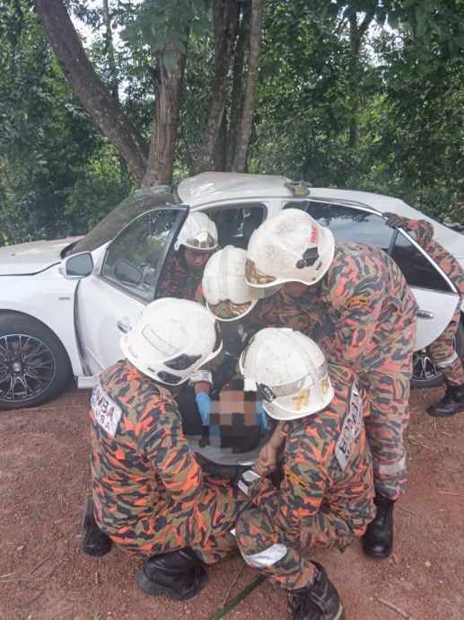 *已簽發* 柔︰一車8人撞大樹，司機困座位獲救