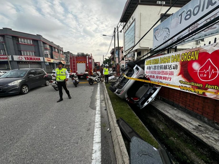 **已签发**柔：峇市区发生死亡车祸，轿车撞电柱后卡沟1人死