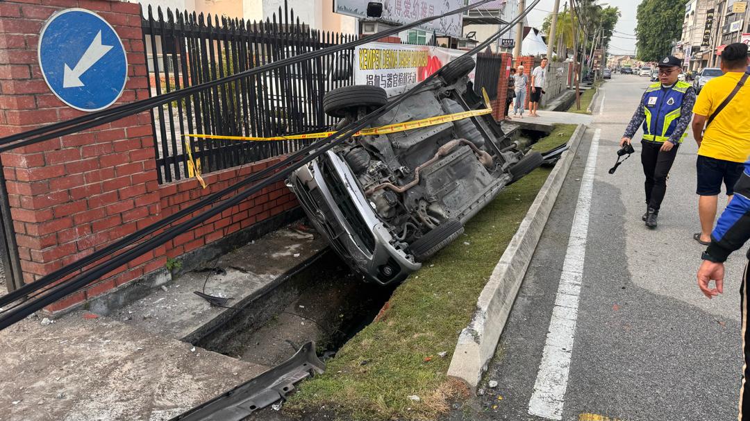 **已签发**柔：峇市区发生死亡车祸，轿车撞电柱后卡沟1人死