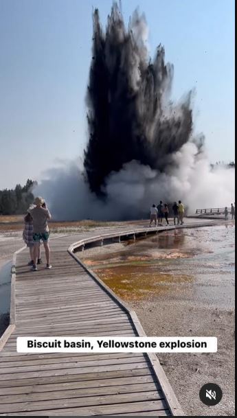 拚圖兩圖已籤)美黃石公園「熱液爆炸」濃煙直竄天際！ 大量泥漿碎石飛向空中游客驚慌奔逃