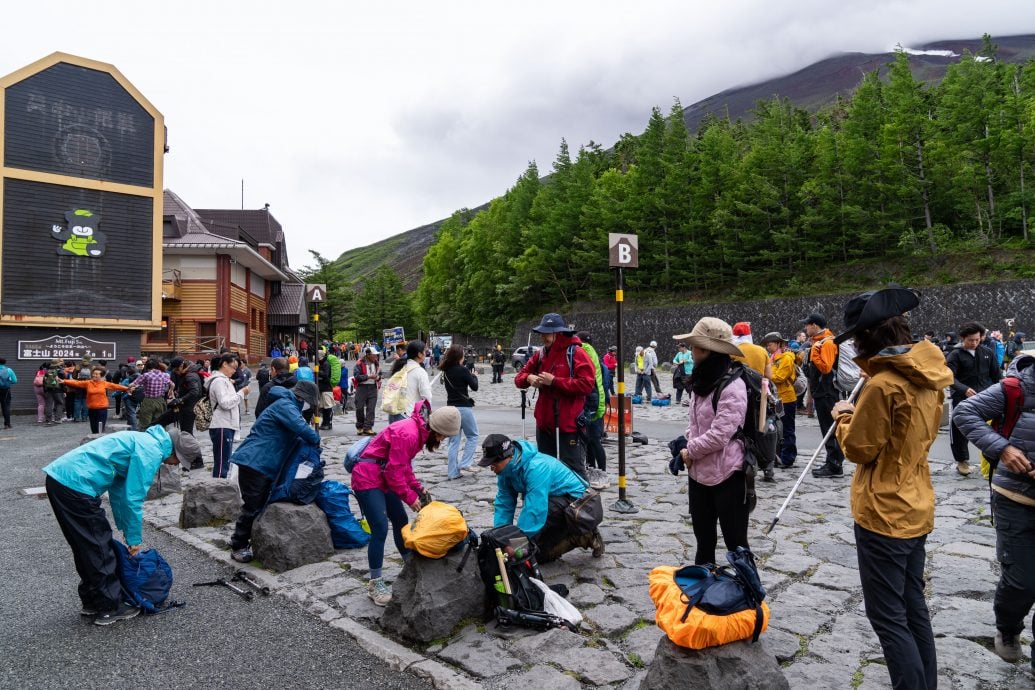 拼盤  日本：富士山迎來登山季　 遊客得展示腕帶方可登山