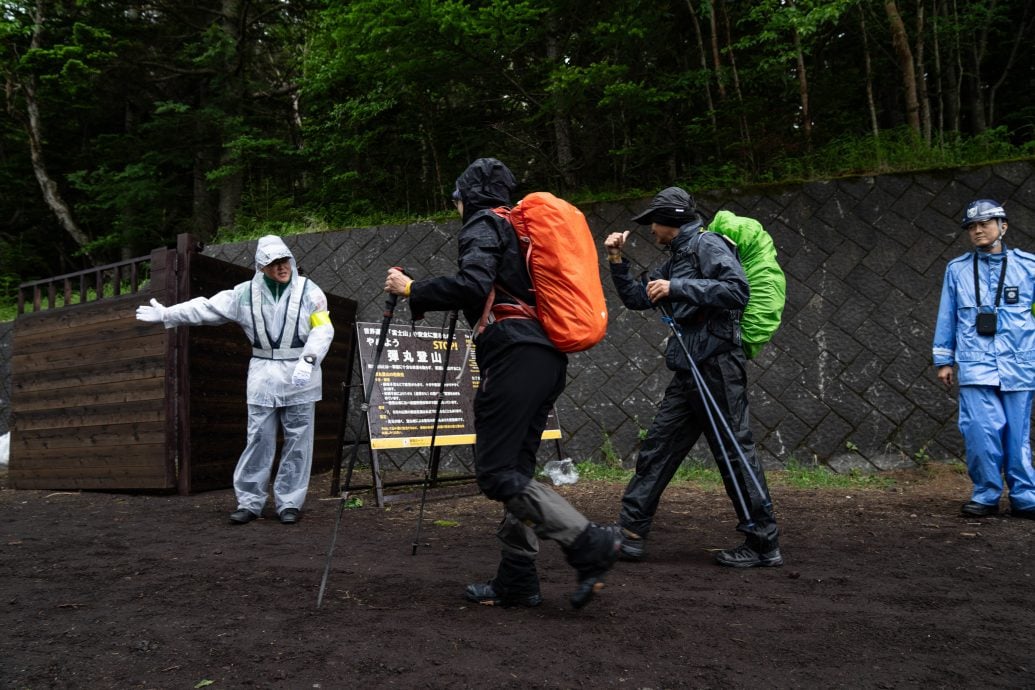 拼盘  日本：富士山迎来登山季　 游客得展示腕带方可登山