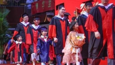 中国 博士生带娃领毕业证书