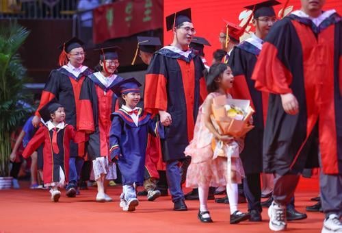 拼盤  未籤  南京醫科大學舉行研究生畢業典禮 博士生帶娃登臺