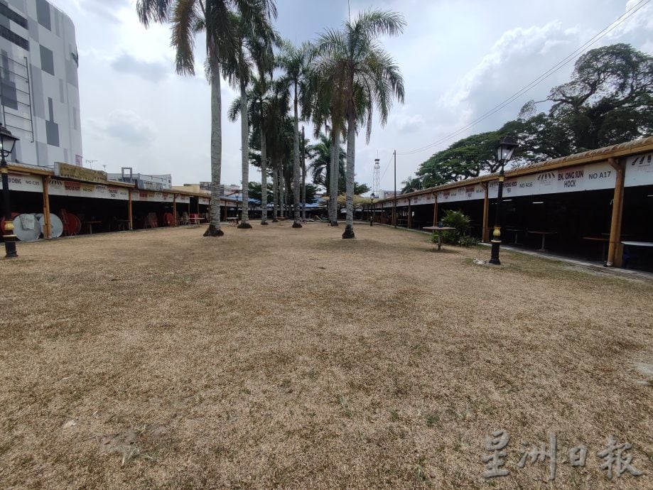 持续无雨 天气干旱 太平小贩中心草地变枯黄