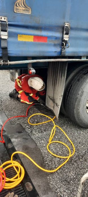 摩托車騎士車禍後遺體夾困在輪胎之間，消拯員用安全氣囊移出騎士遺體