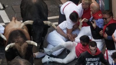 數萬人擠爆潘普洛納參加西班牙奔牛節　千多人跟6公牛玩命賽跑